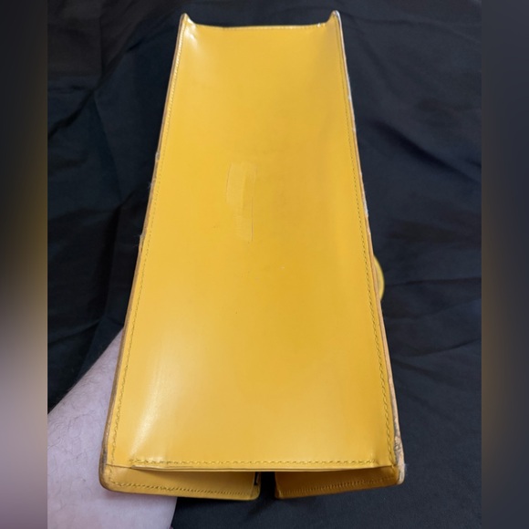 LOUIS VUITTON SAC TRIANGLE EPI - Picture 7 of 16